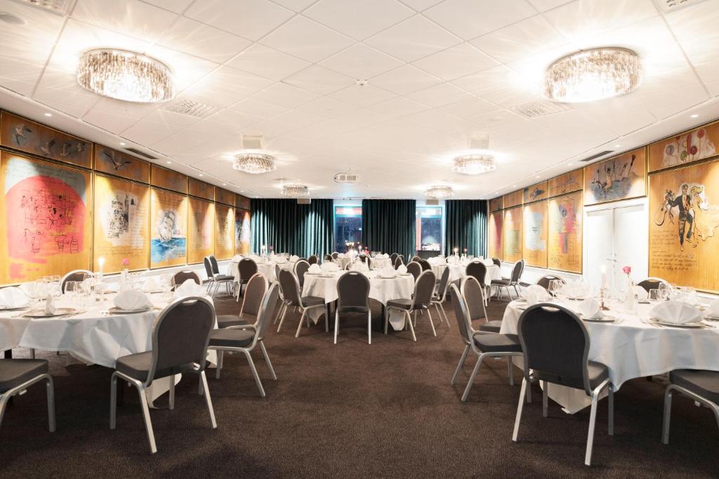 Ein Restaurant oder anderes Speiselokal in der Unterkunft Elite Park Avenue Hotel 