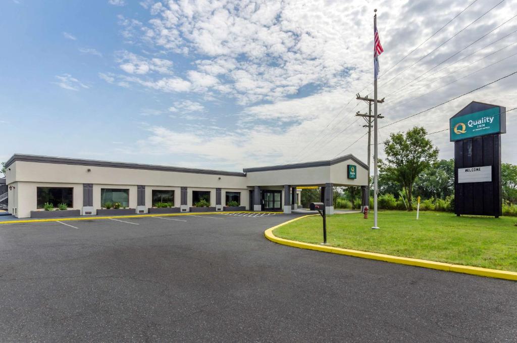 un gran edificio blanco con una gasolinera en Quality Inn Verona - Staunton North, en Staunton