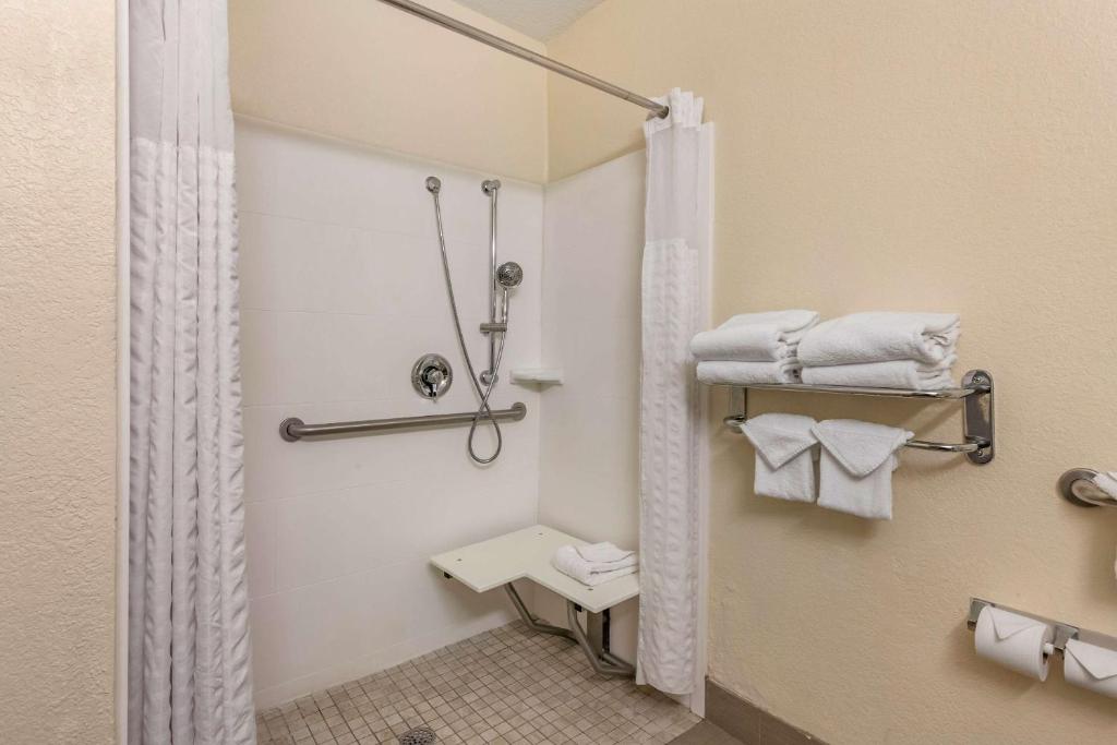 Comfort Suites Maingate East - 