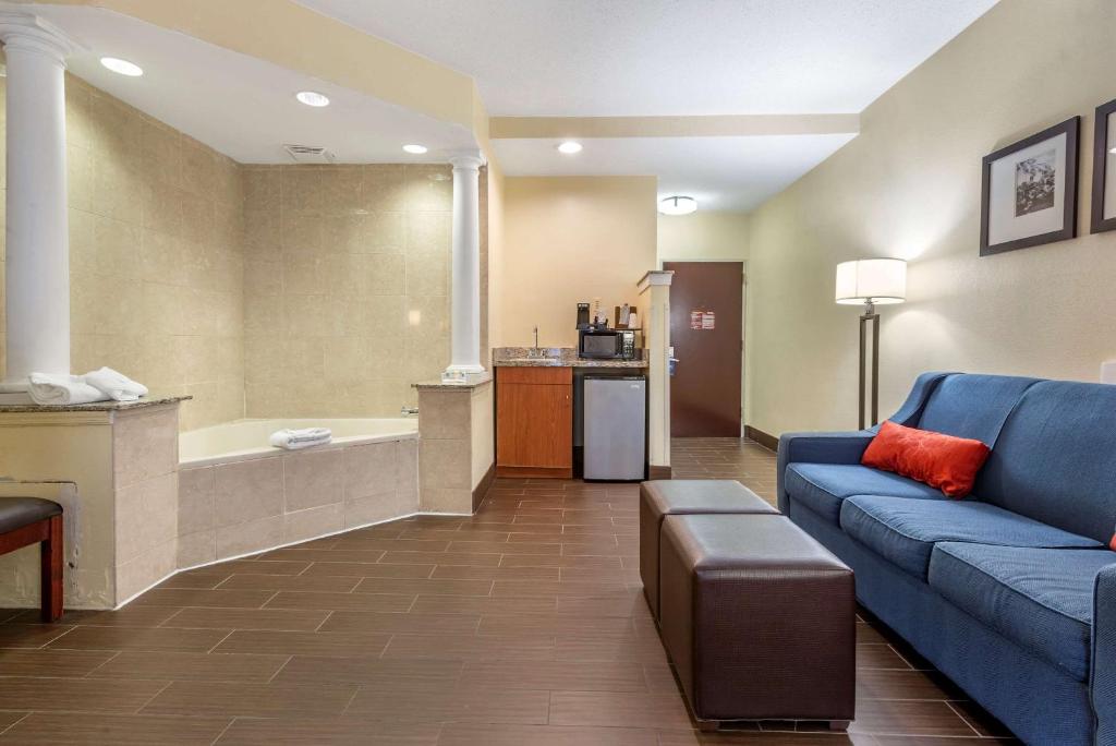 Kuchyň nebo kuchyňský kout v ubytování Comfort Suites Newark - Harrison