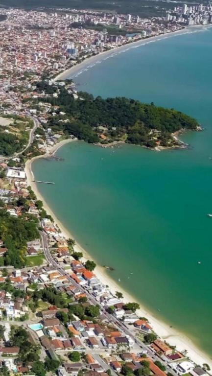  Apartamento 3 dorm a 100 metros da praia de Perequê em Porto Belo