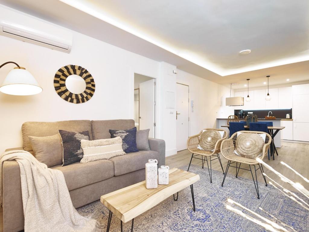 a living room with a couch and a table at Conde Alcalá Centro Parking Gratuito in Granada