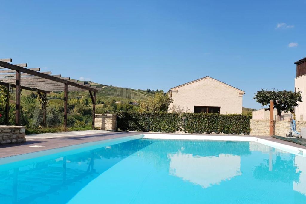 Bazén v ubytování One bedroom appartement with shared pool and wifi at Montalto delle Marche nebo v jeho okolí