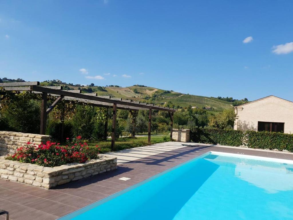 Swimmingpoolen hos eller tæt på One bedroom appartement with shared pool and wifi at Montalto delle Marche
