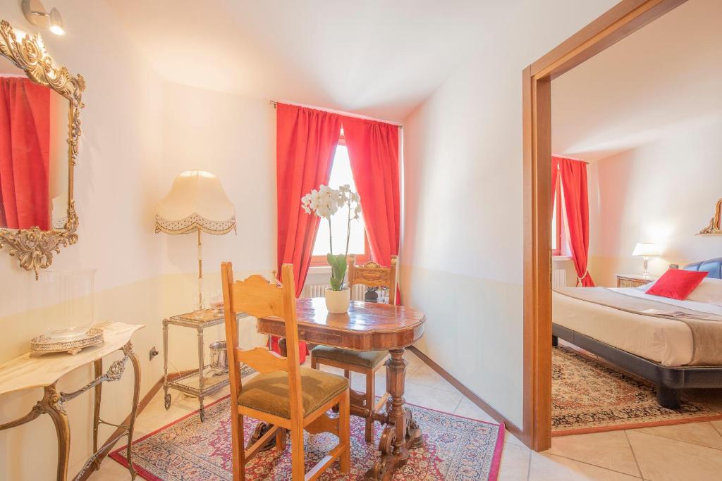 A bed or beds in a room at Corte Realdi Verona