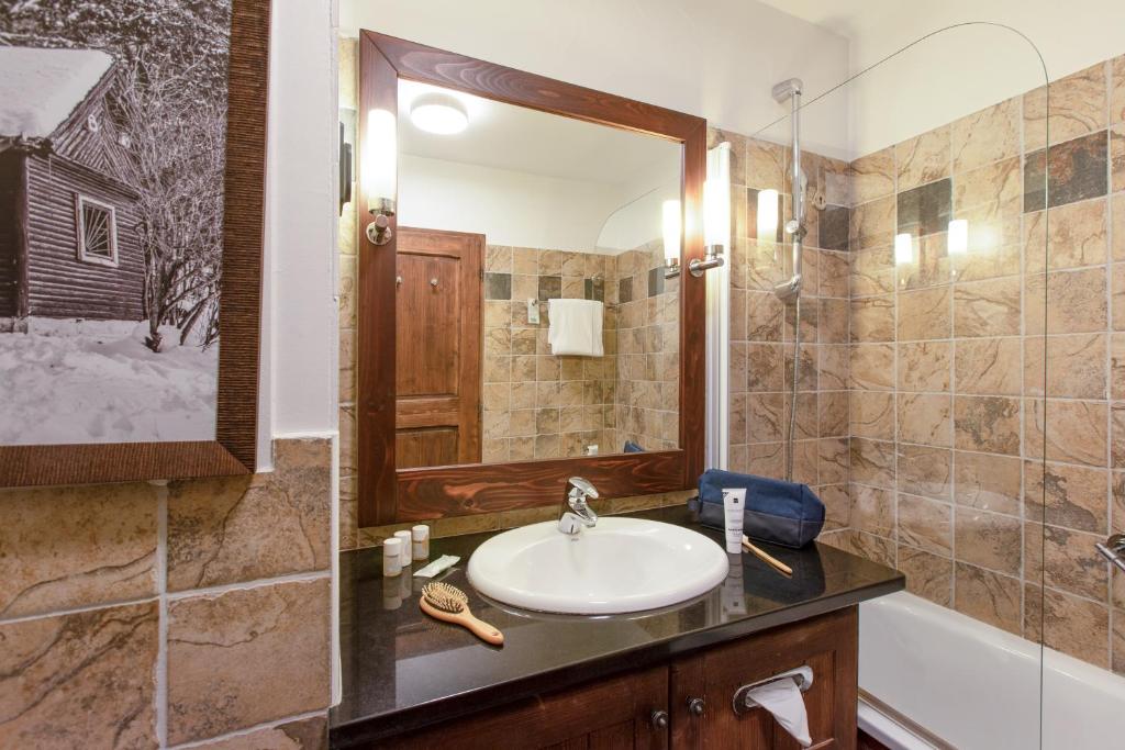 a bathroom with a sink and a mirror at Résidence Pierre & Vacances Premium Arc 1950 Le Village in Arc 1950