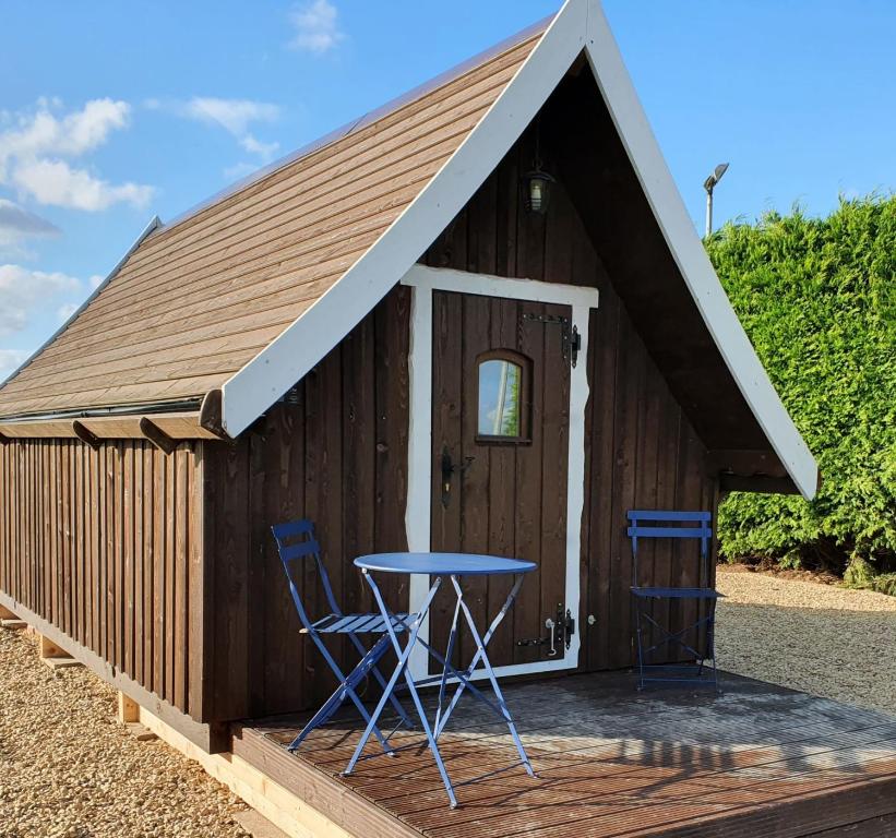 Cette petite cabine comprend une table et des chaises. dans l'établissement The Shire, à Boston