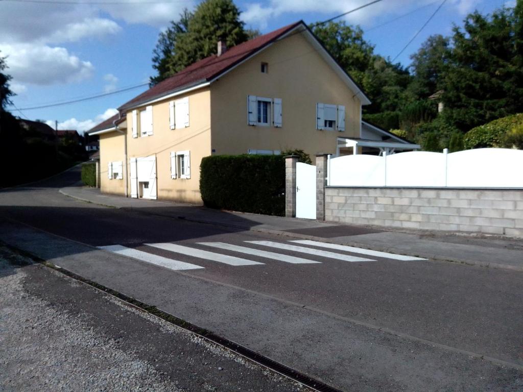 uma faixa de pedestres numa rua em frente a uma casa em LE JR 70 Relais Motards em Magny-dʼAnigon