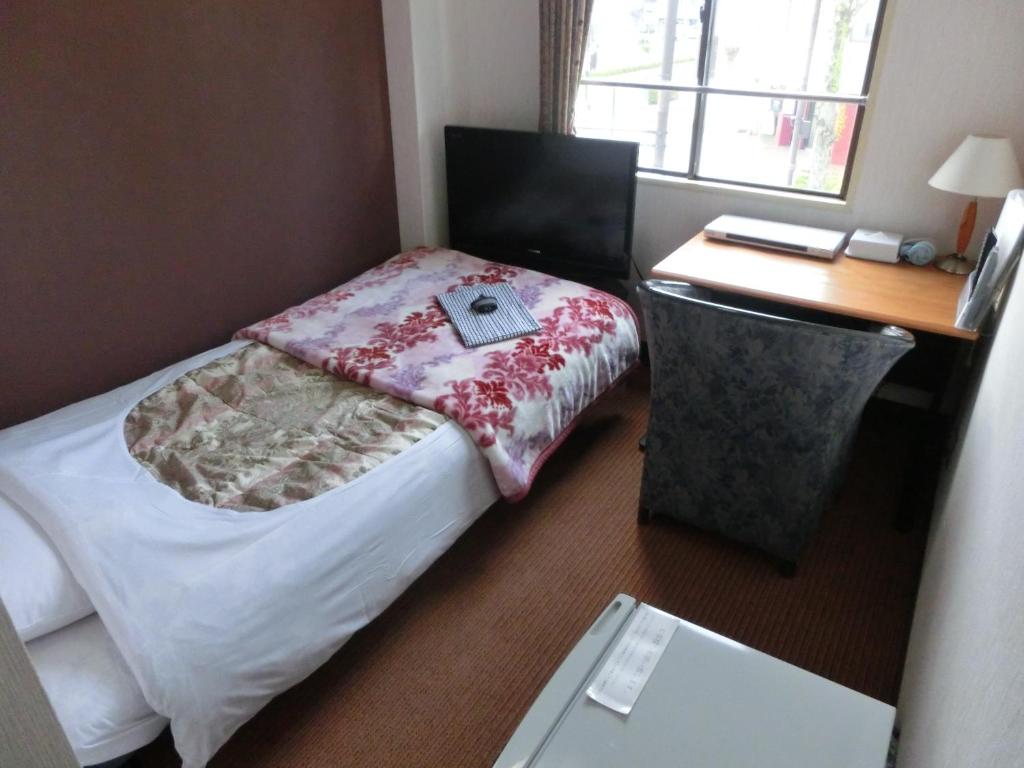 Postel nebo postele na pokoji v ubytování Biz Hotel Shiojiri Ekimae