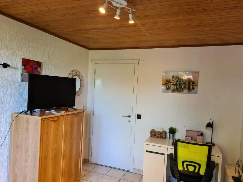 Kuchyň nebo kuchyňský kout v ubytování Homestay Gent-Merelbeke self check-in service