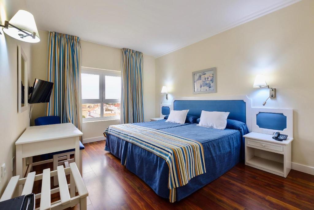 Postel nebo postele na pokoji v ubytování Hotel Guadalquivir