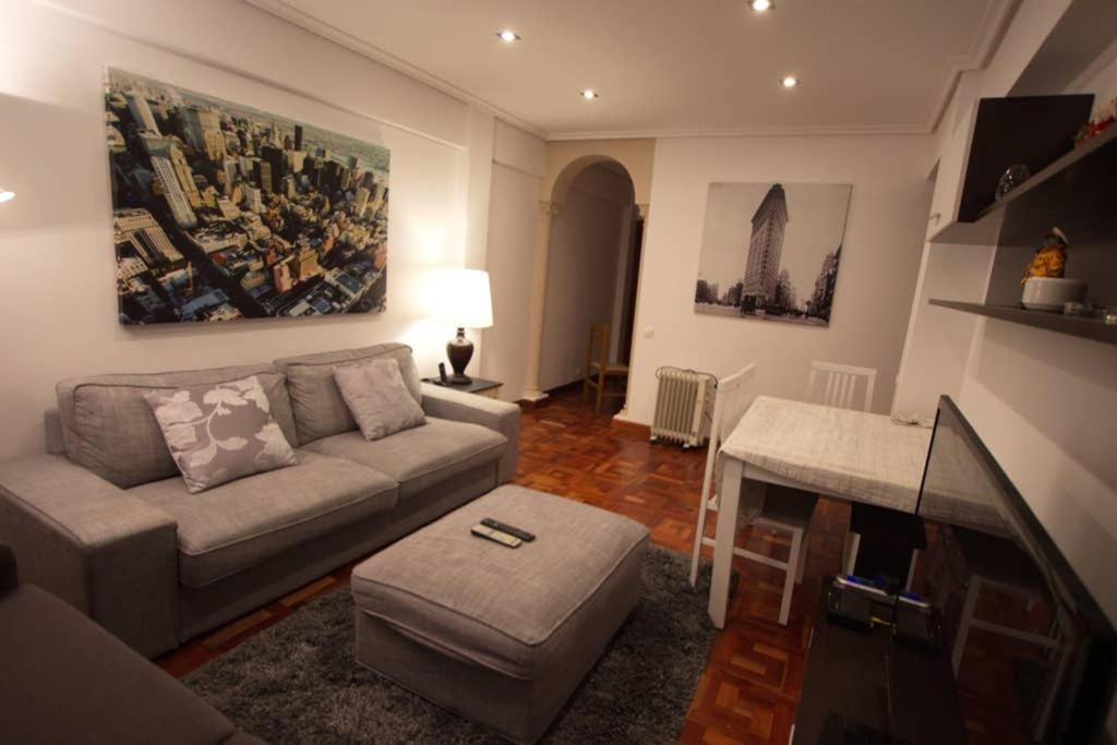 sala de estar con sofá y mesa en Apartamento Playa del Sardinero en Santander