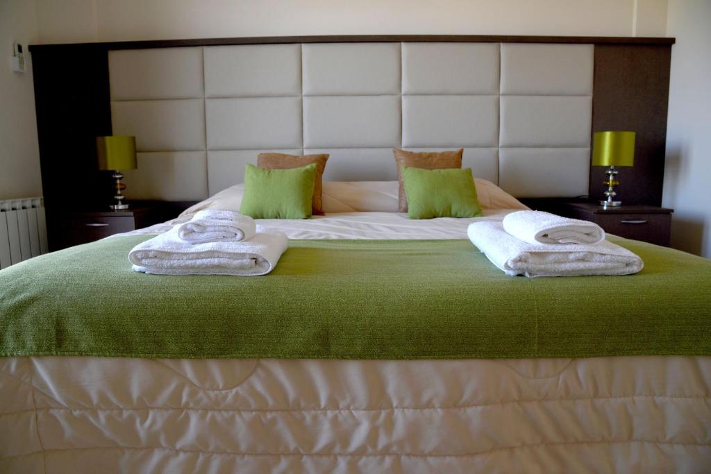 a bedroom with a bed with towels on it at SanPier - Alquileres Temporarios in Allen