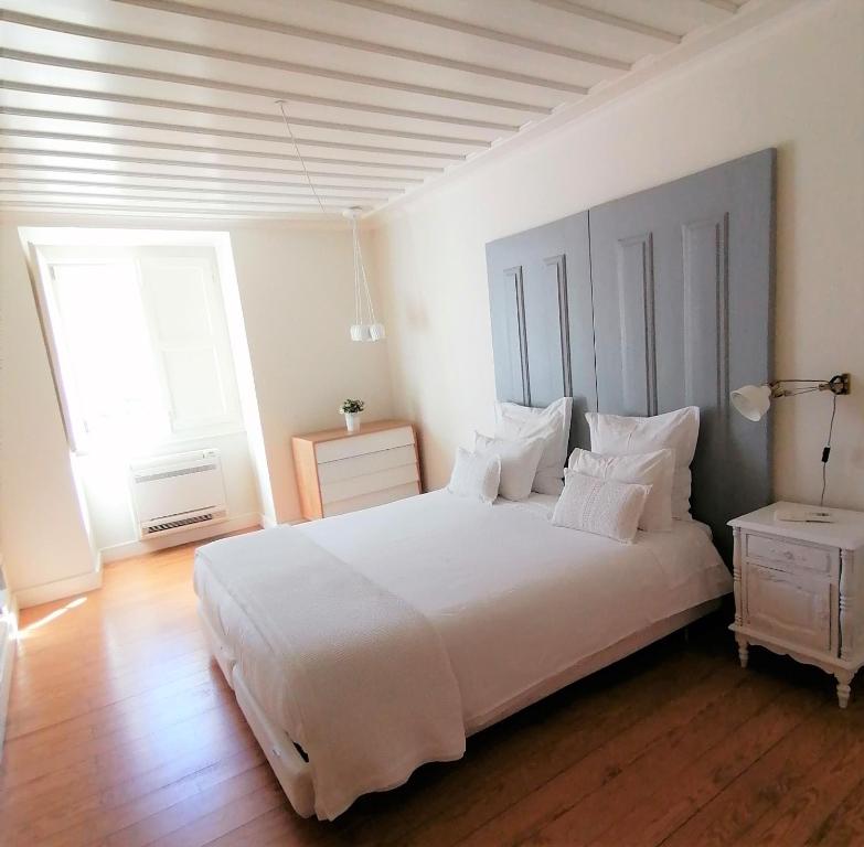 リスボンにあるマダレナ エルミタージュのベッドルーム(白い大型ベッド、白い枕付)