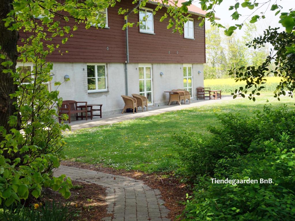 Aed väljaspool majutusasutust Tiendegaarden Møns Klint