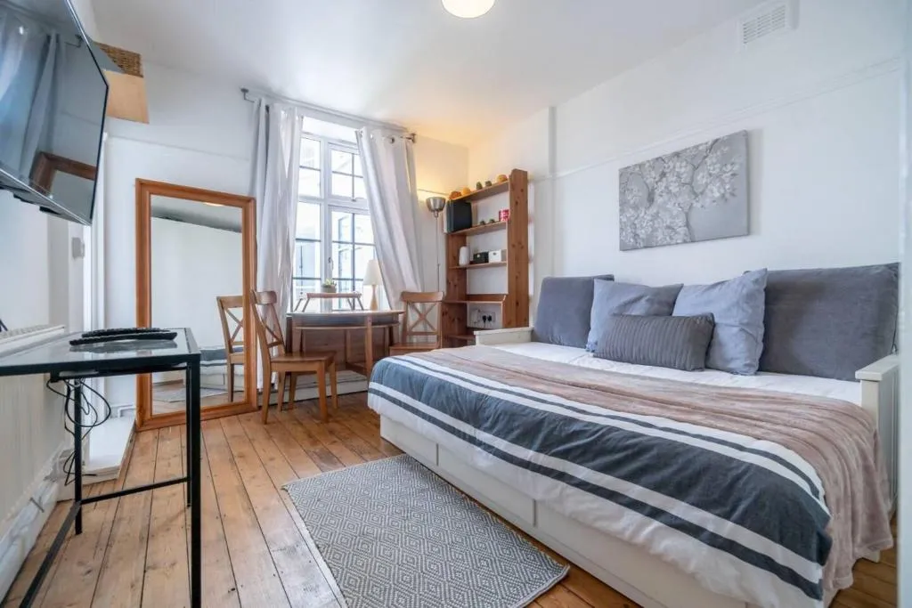 Plush Studio Flat in White City, Londra, Marea Britanie