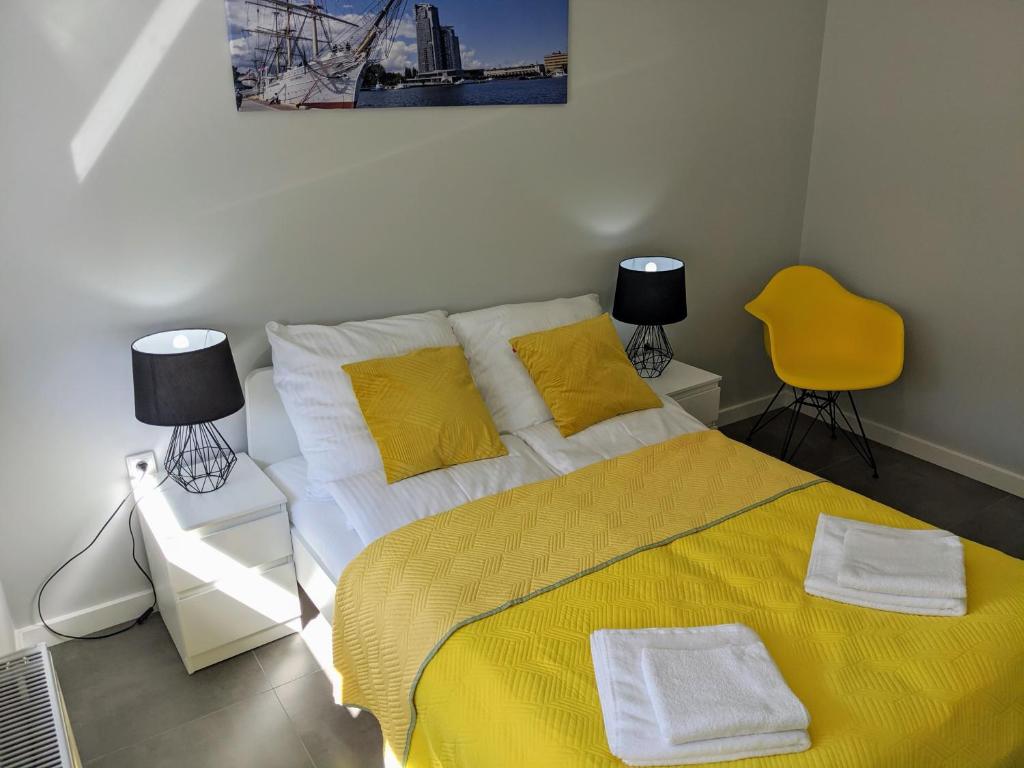 Posteľ alebo postele v izbe v ubytovaní Apartamenty Słoneczna 42