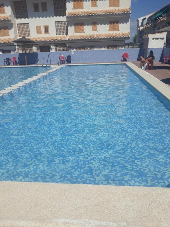 Bazén v ubytování Apartamento Santa Pola, en Playa del Tamarit con piscina. nebo v jeho okolí
