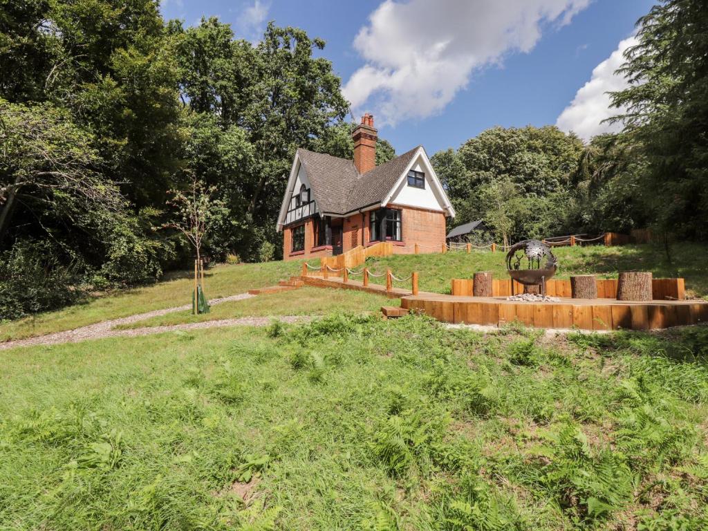 ein altes Haus auf einem Hügel in der Unterkunft Baldwins Hill Cottage in Loughton