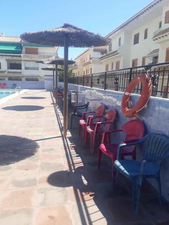 Balkón nebo terasa v ubytování Apartamento Santa Pola, en Playa del Tamarit con piscina.