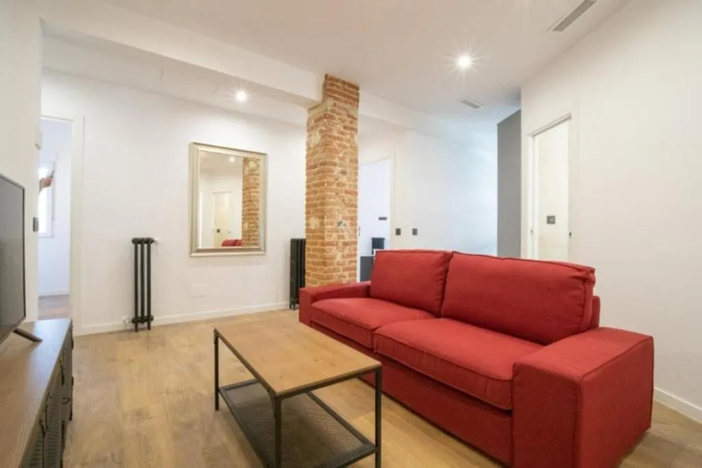 Spacious double Room in an apartment with a private balcony, in Madrid, Madrid, Spania