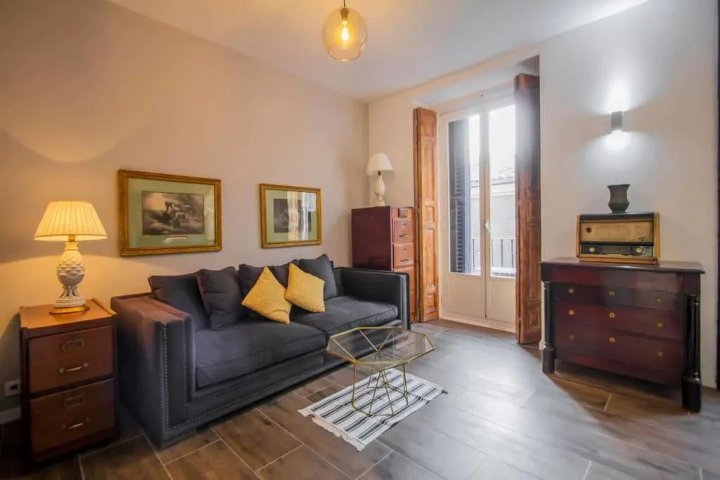 Bright & Compact One Bed Apartment in Malasaña, Madrid, Spania