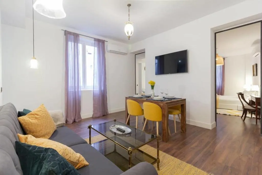 Modern & Spacious Two Bed Apt nr Lavapiés, Madrid, Spania