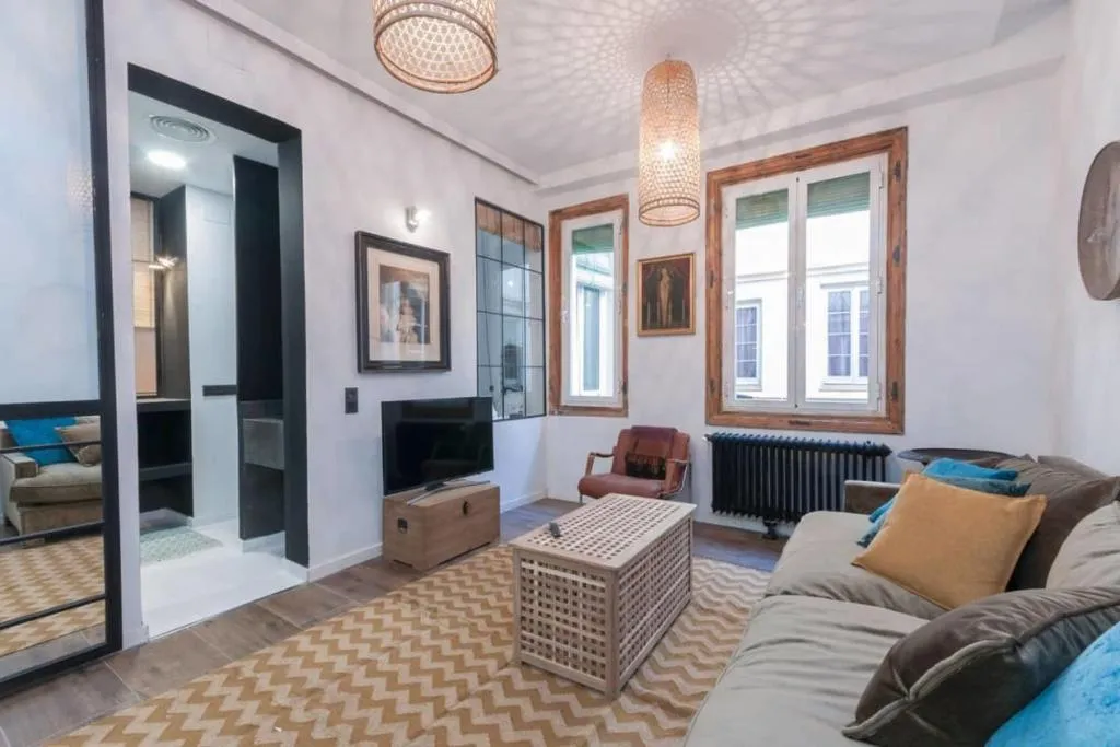Spacious Designer Two Bed Apartment in Malasaña, Madrid, Spania