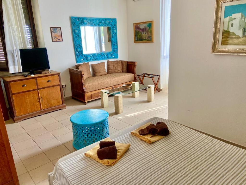 salon z kanapą i stołem w obiekcie Casa di Marco w mieście Galatina
