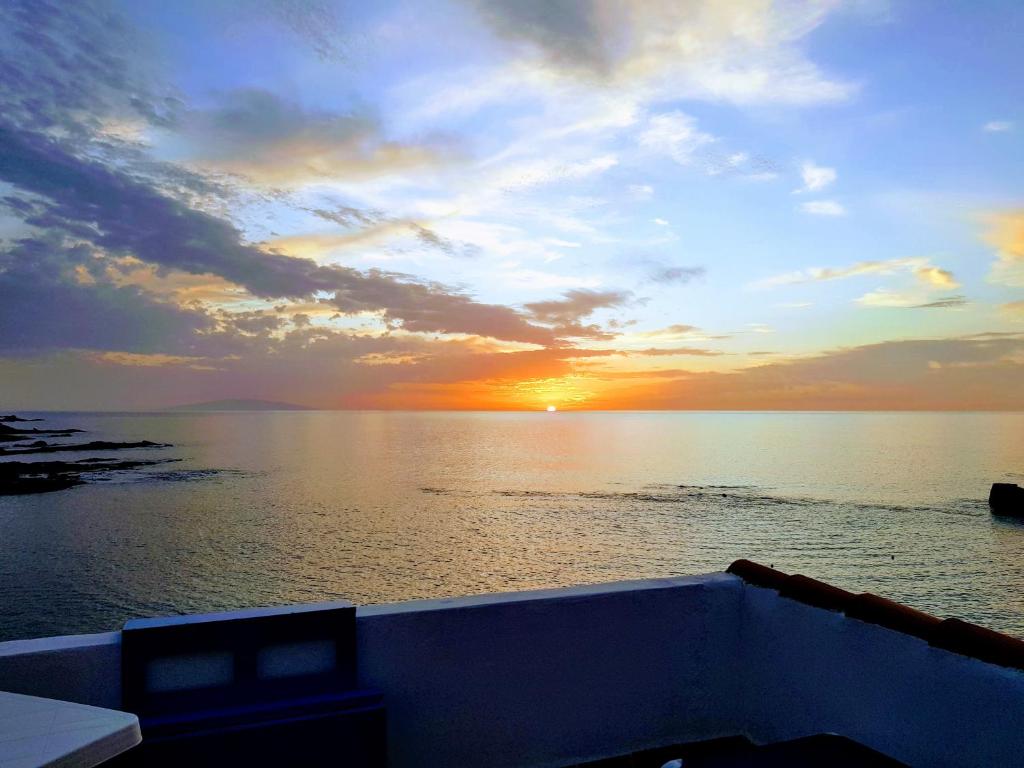 um pôr-do-sol sobre o oceano com o pôr-do-sol em Vv Puesta de Sol em Alojera