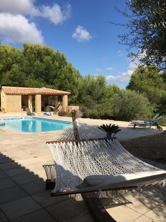 ラ・キャディエール・ダズールにあるMas Caipi La Cadière d'Azur at My Luxury Home in Provenceのスイミングプールの隣にハンモック