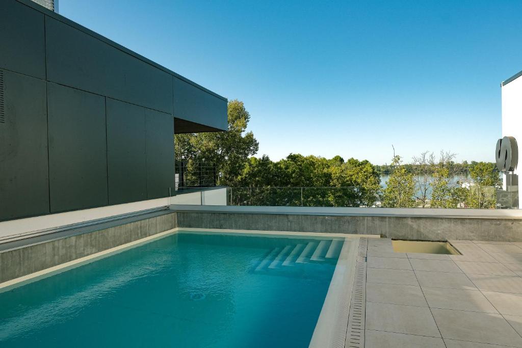 una piscina sul lato di un edificio di Live Hotels Bordeaux Lac a Bordeaux