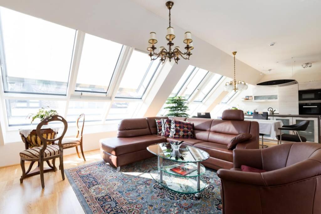 sala de estar con sofá y mesa en Großes Penthouse #12 mit Terrasse und Aussicht, en Viena