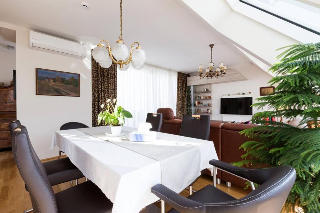 jadalnia z białym stołem i krzesłami w obiekcie Großes Penthouse #12 mit Terrasse und Aussicht w Wiedniu