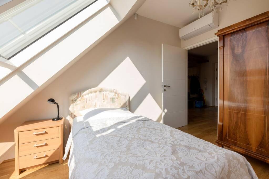 Łóżko lub łóżka w pokoju w obiekcie Großes Penthouse #12 mit Terrasse und Aussicht