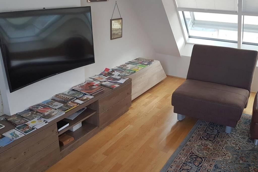 Telewizja i/lub zestaw kina domowego w obiekcie Großes Penthouse #12 mit Terrasse und Aussicht