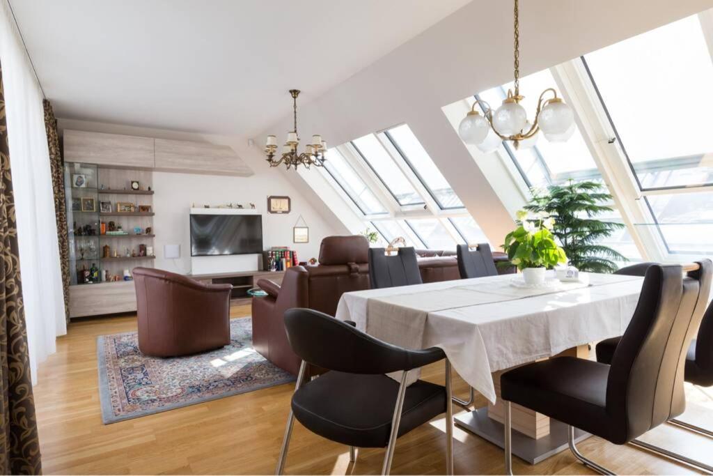 jadalnia ze stołem i krzesłami w obiekcie Großes Penthouse #12 mit Terrasse und Aussicht w Wiedniu