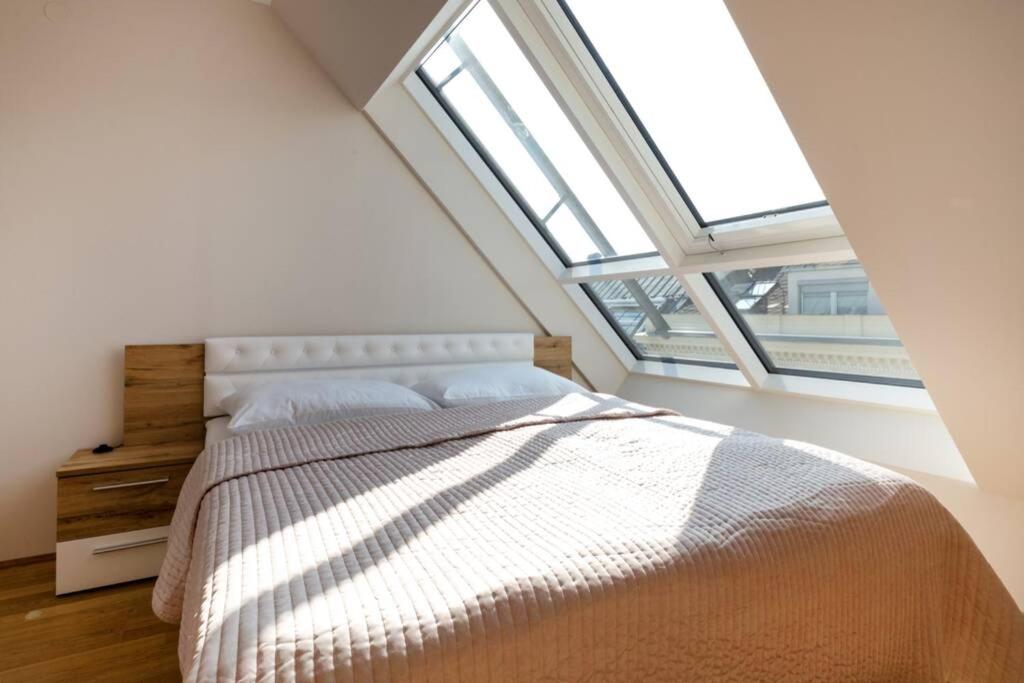 Łóżko lub łóżka w pokoju w obiekcie Großes Penthouse #12 mit Terrasse und Aussicht