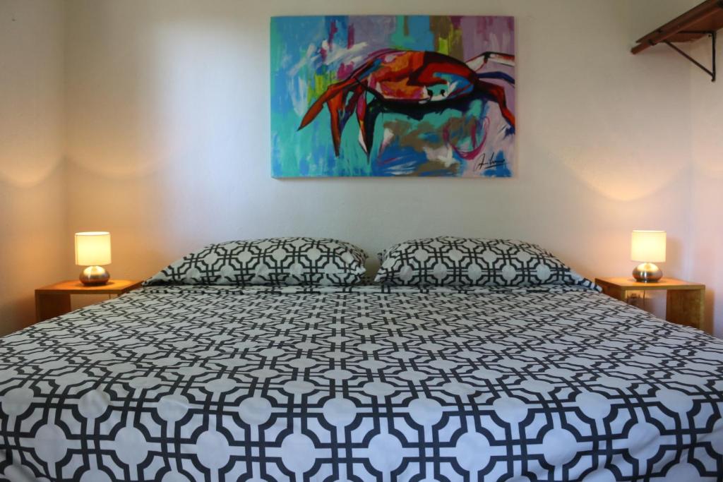 ein Schlafzimmer mit einem Bett und einem Wandgemälde in der Unterkunft Hotel Posada Señor Mañana in San José del Cabo