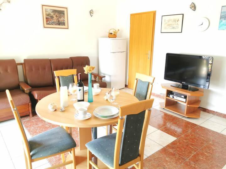 TV a/nebo společenská místnost v ubytování Apartment Biljana