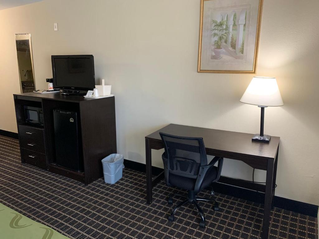 Quality Inn & Suites Pensacola Bayview - King Room - Acceso A Discapacitados/no Fumar