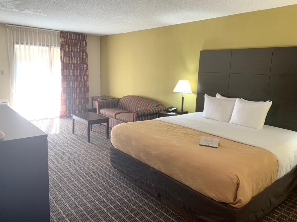 Quality Inn & Suites Pensacola Bayview - King Suite Con Sofá Cama - No Fumadores