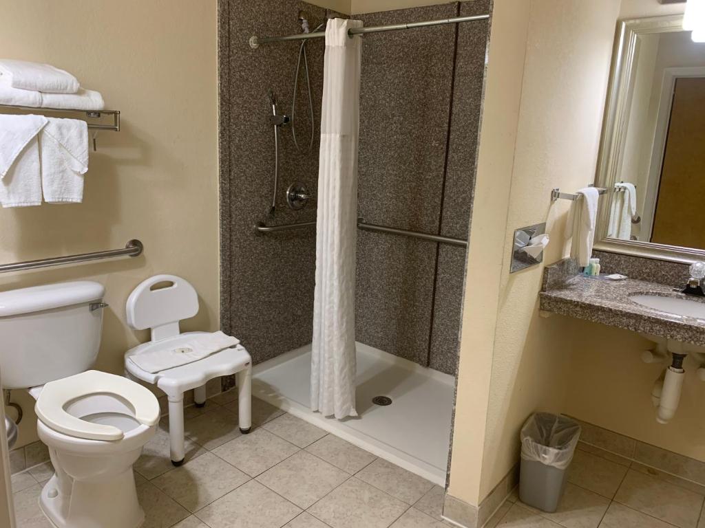 Quality Inn & Suites Pensacola Bayview - 