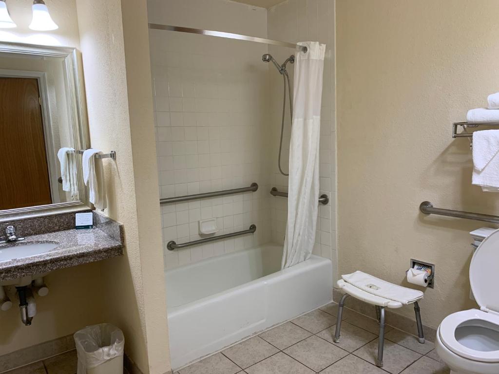 Quality Inn & Suites Pensacola Bayview - 