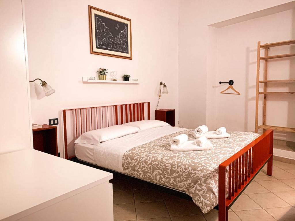 una camera da letto con un letto e due asciugamani di La Casetta a Matera