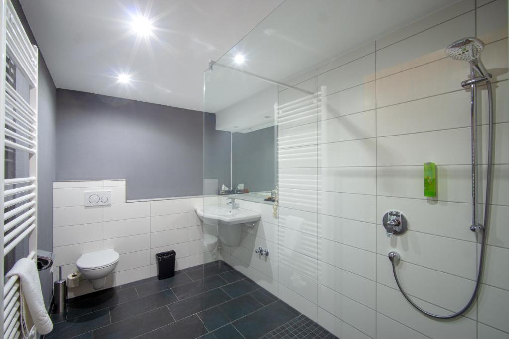 Koupelna v ubytování SL'otel im Parforcehaus