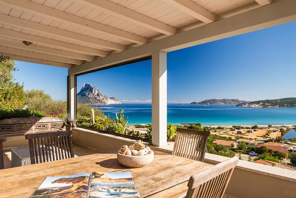 un tavolo su una veranda con vista sull'oceano di Molarotto a Porto Taverna