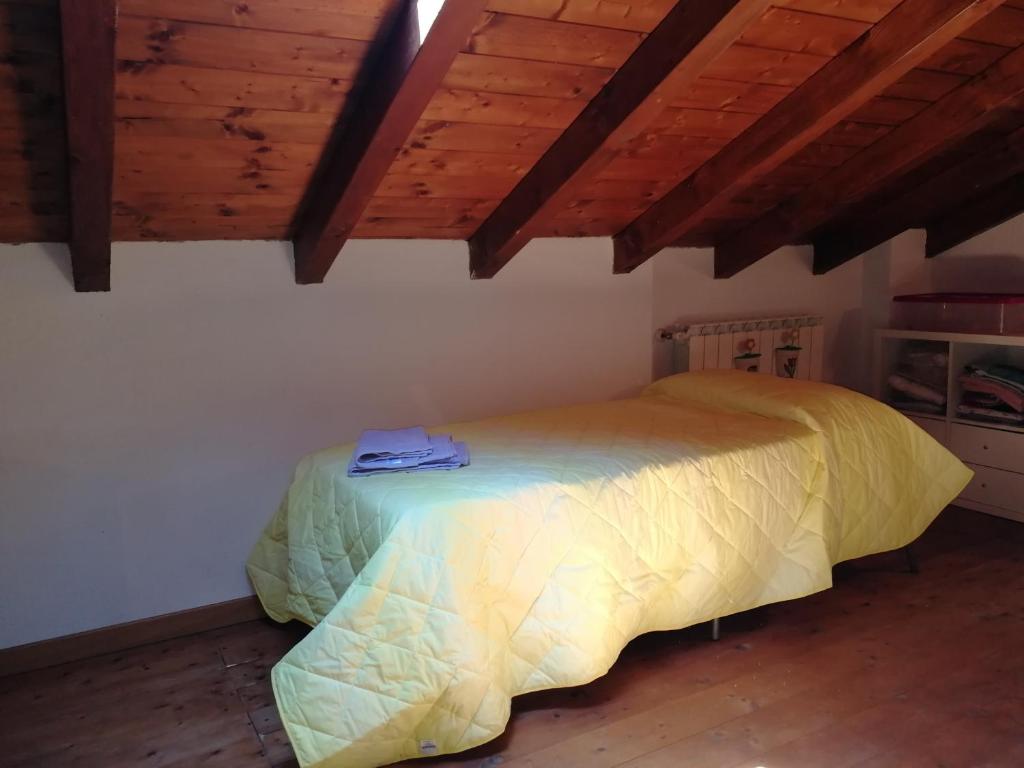 Łóżko lub łóżka w pokoju w obiekcie La casetta di Biancaneve Valtellina e lago di Como