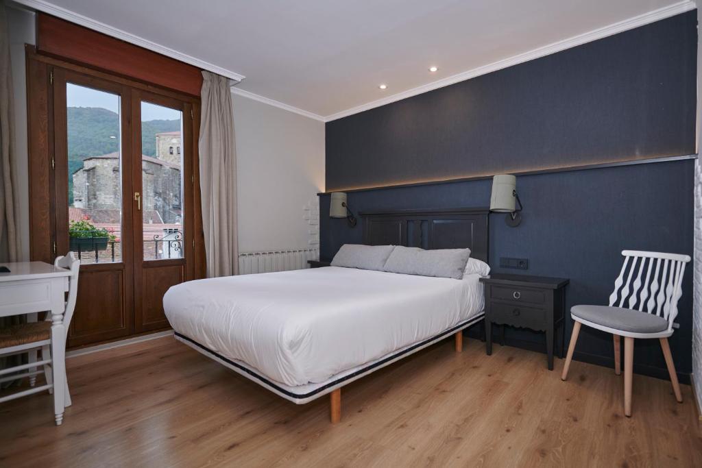Postel nebo postele na pokoji v ubytování Hostal Lola