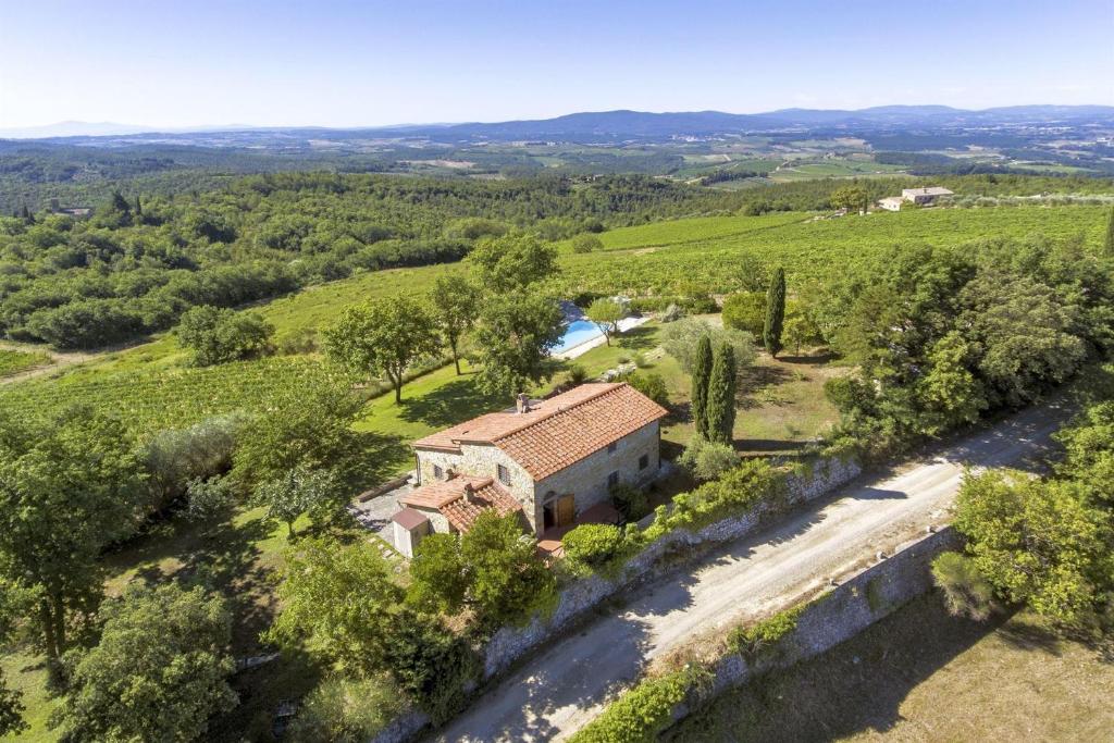 eine Luftansicht eines Hauses auf einem Weinberg in der Unterkunft Ginestra in Castellina in Chianti